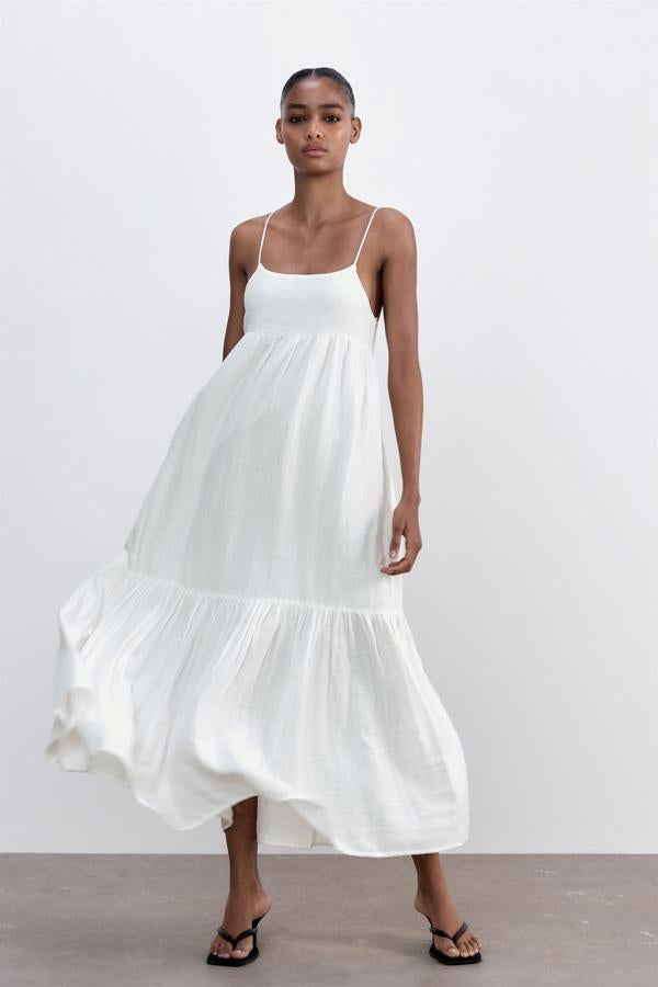 Vestido midi en color blanco de la nueva colección de Zara (29,99 euros)