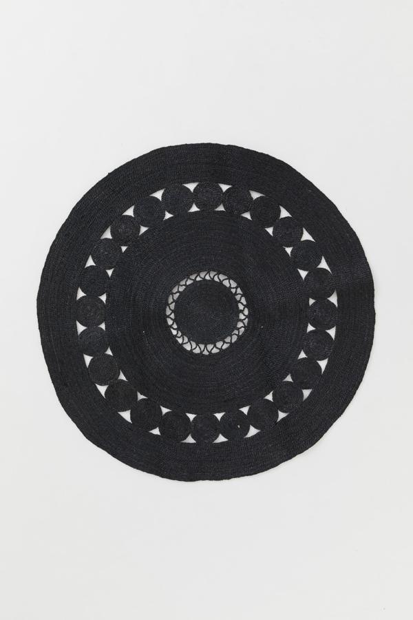 Disponible en color natural o negro, esta alfombra redonda de yute trenzado tiene un precio de 49,99 euros.