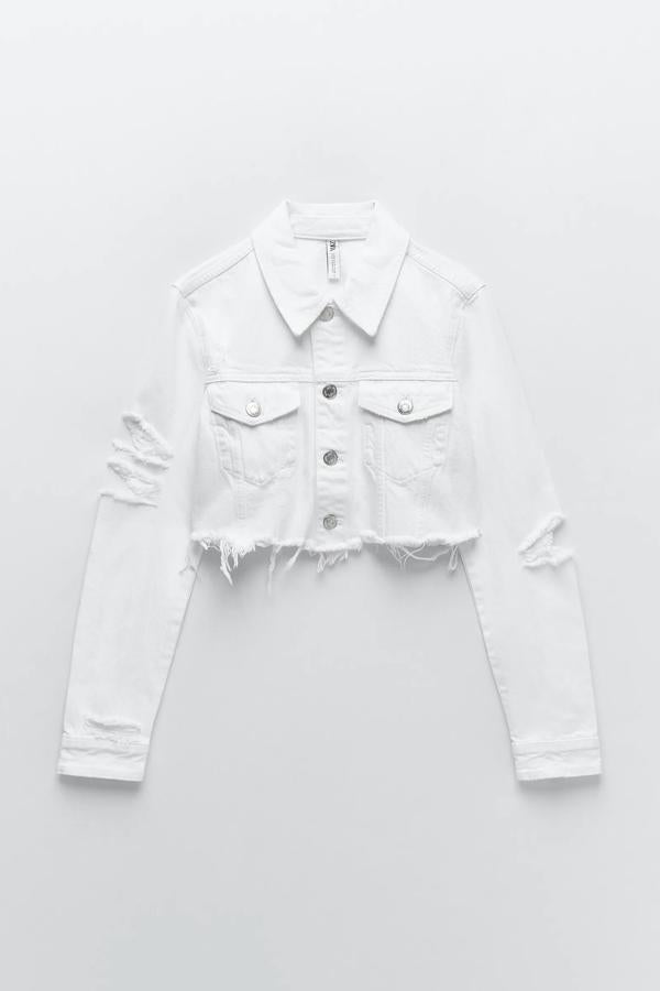 Esta cazadora denim corta con detalle de rotos y bajo deshilachado tiene un precio de 29,95 euros y es de Zara.