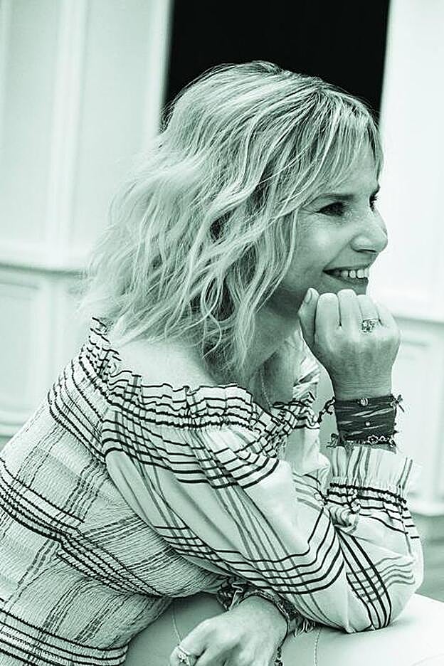 Eugenia posa con vestido con escote barco de Temperley y anillos de Tous. Las pulseras son suyas.