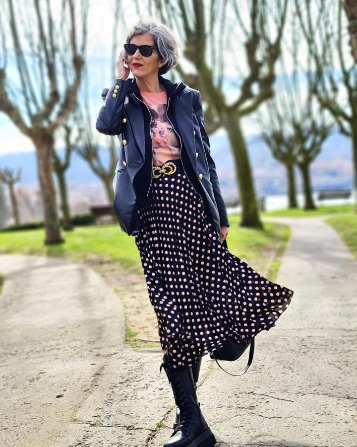 Si tienes una falda midi, satinada, estampada o incluso vaquera, puedes añadirle esta blazer de efecto piel. ¡Quedará genial! Y tomamos nota de este truco de Carmen Gimeno, que la ha combinado también con una chaqueta con capucha debajo.