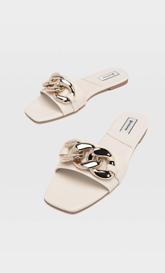 En color crudo, estas sandalias planas con detalle de cadena en la tira de la parte delantera, tienen un precio de 25,99 euros