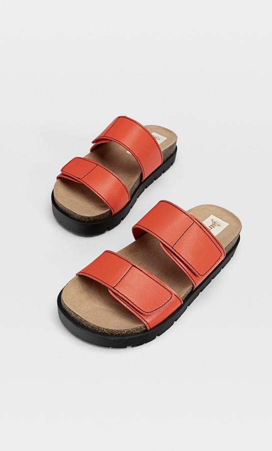 Disponibles en naranja o plata, estas sandalias planas con detalles de tiras en la parte delantera tienen un precio de 25,99 euros.