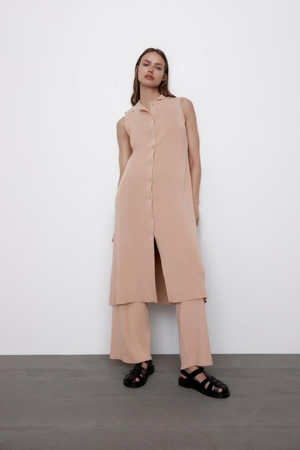 Chaleco de punto largo con cuello de camisa, de Zara (29,95 €).
