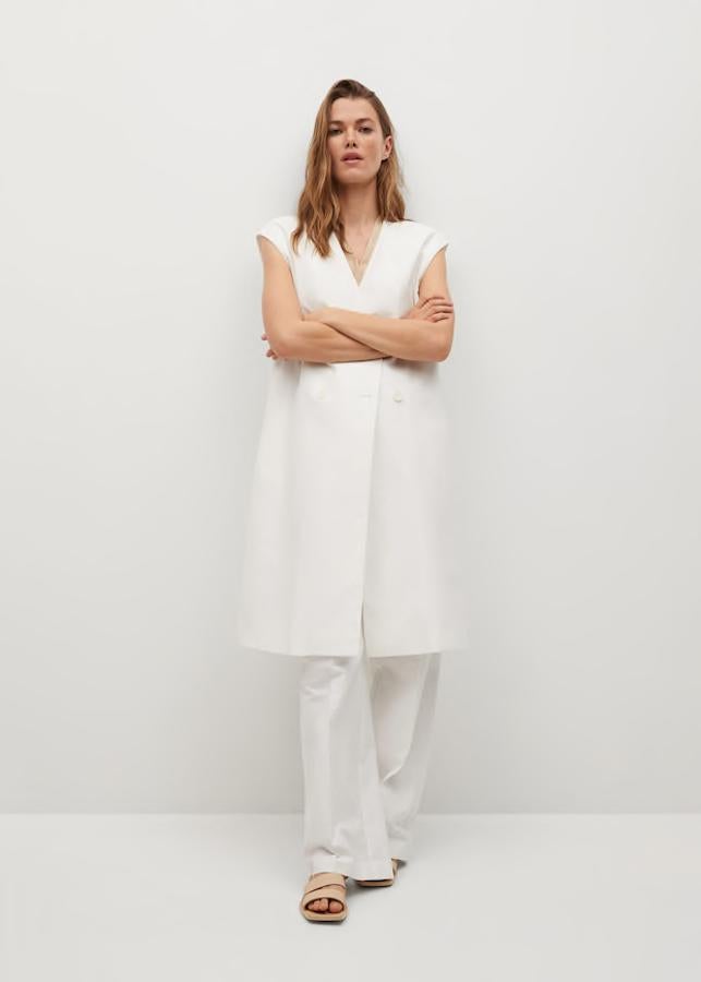 Chaleco masculino cruzado con doble botonadura, de Mango (59.99 €).