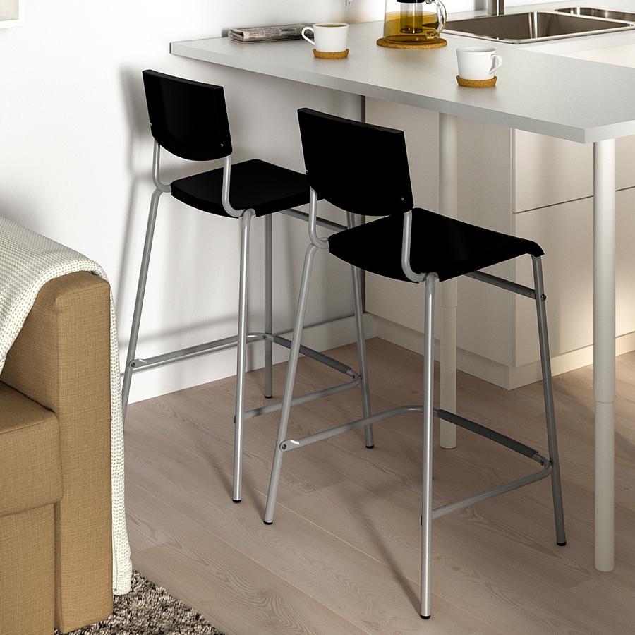 En color negro y estructura plateada, este taburete alto que antes costaba 16 euros tiene ahora un precio de 9 euros.