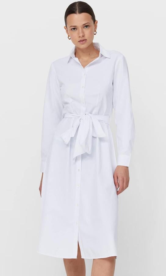 Con cierre frontal con botones y cinturón, este vestido camisero largo con manga acabada en puño es de Stradivarius y tiene un precio de 25,99 euros.