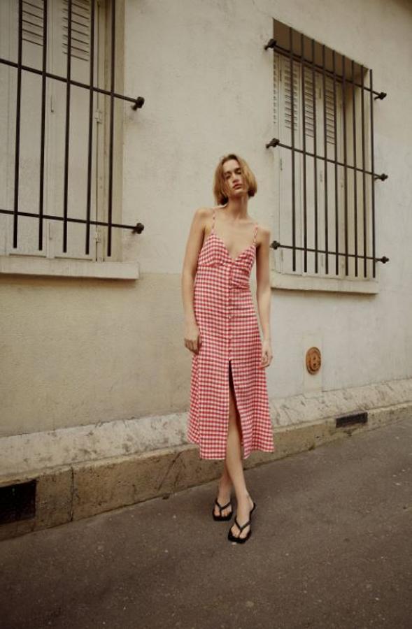 Vestido de tirantes de cuadros vichy en blanco y rojo de Zara. Tiene escote en pico y tirantes finos. Detalle de abertura en espalda con elástico y lazo. Precio: 29,95 euros.