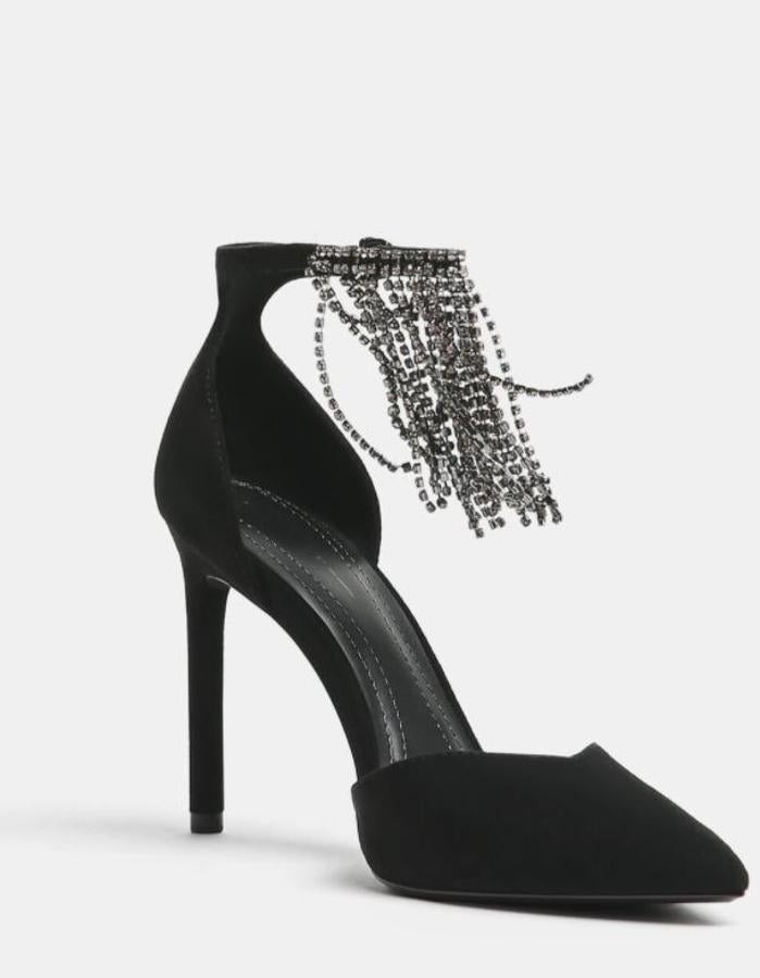 Zapato de tacón fino en color negro con detalles de joya en la pulsera. Son de Bershka. Precio: 39,99 euros.