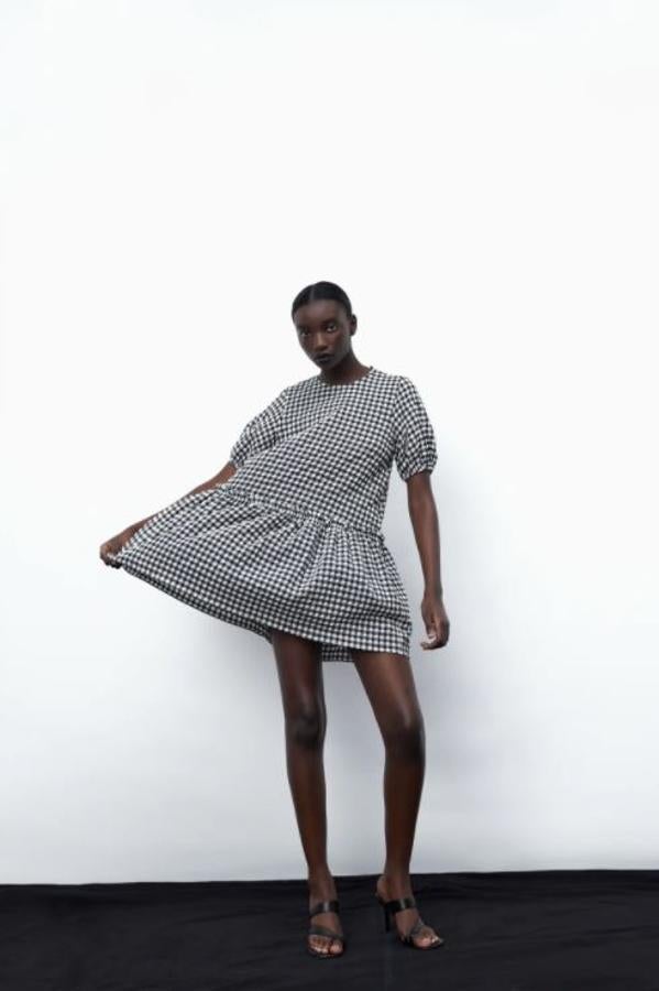 Vestido mini con cuello redondo de Zara. Manga corta abullonada acabada en elástico. Bajo acabado con abertura. Precio: 29,95 euros.