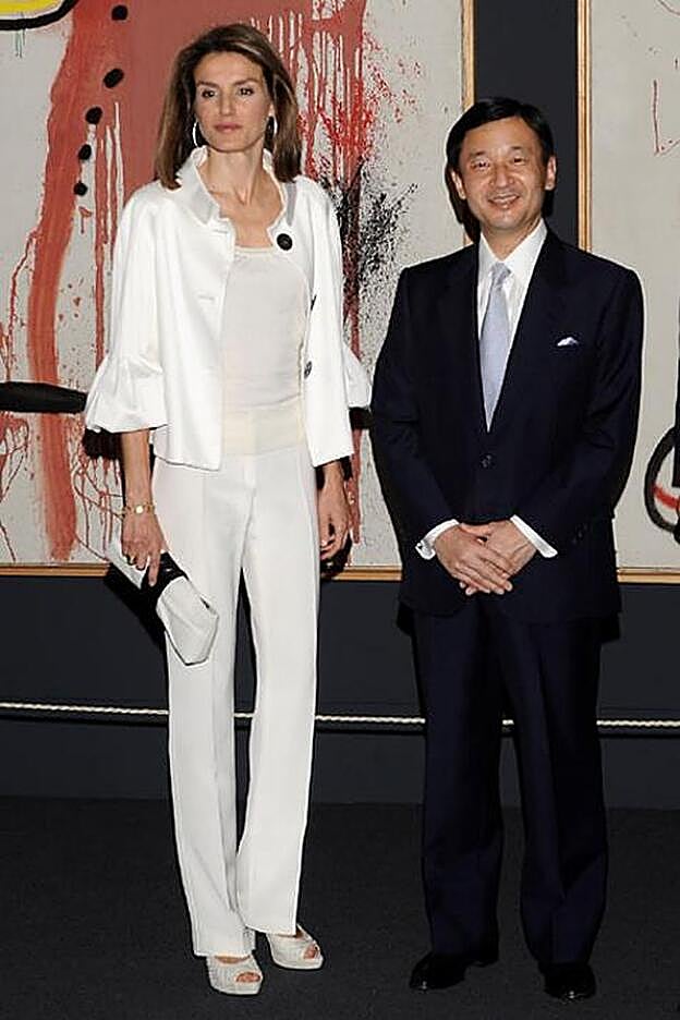 Doña Letizia estrenó la chaqueta durante su visita a la exposición de Joan Miró junto a Naruhito. en 2008.