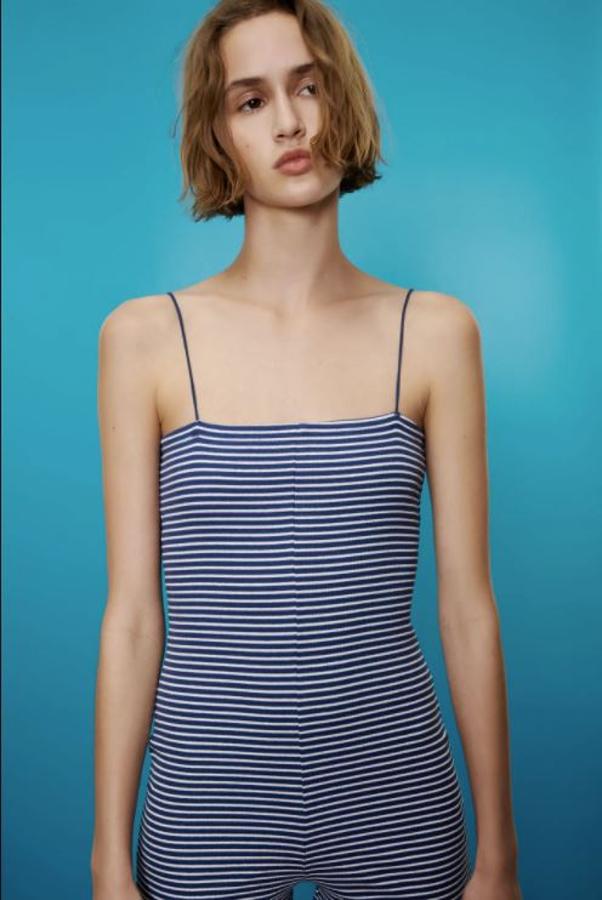 Bonus: no es un vestido, pero es que este mono corto de escote recto y tirantes finos de Zara nos parece lo más y una opción muy a considerar si te declaras fan de lo navy. Precio: 9,95 euros.