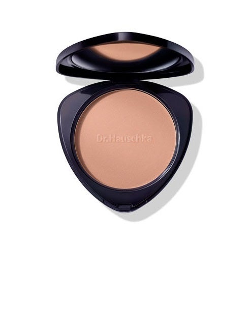 Dr. Hauschka Polvos Bronceadores Bronze: unos polvos ligero y ultrafinos que ofrecen al cutis y bronceado translúcido super favorecedor. Contiene hamamelis y salvia, que protegen y cuidan la piel. Un cosmético 100% natural y bio libre de perfumes, colorantes y conservantes químico-sintéticos.  Rebajado de 36,03 euros a 28,15 euros .