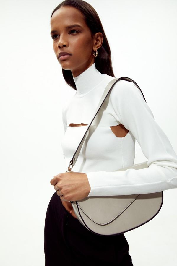 Cartera asimétrica con asa corta y efecto piel, de Sfera (17,99 €).