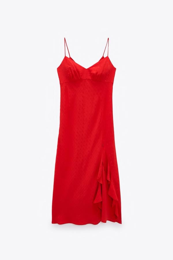 Vestido lencero con apertura lateral y detalles de volantes, de Zara (22,95 €).