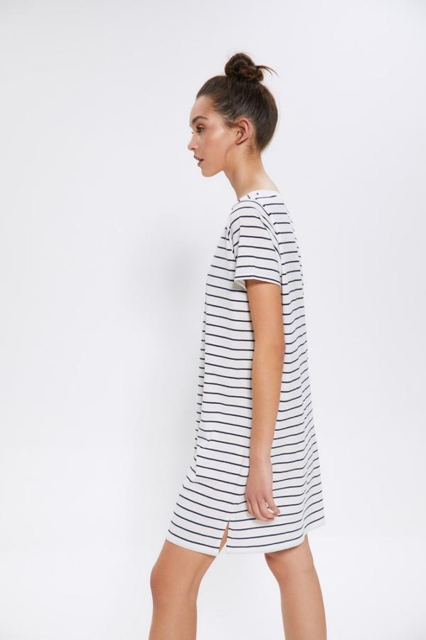 Vestido camiseta de rayas 100% algodón de Sfera. Precio: 11,99 euros. También está disponible en color rojo.