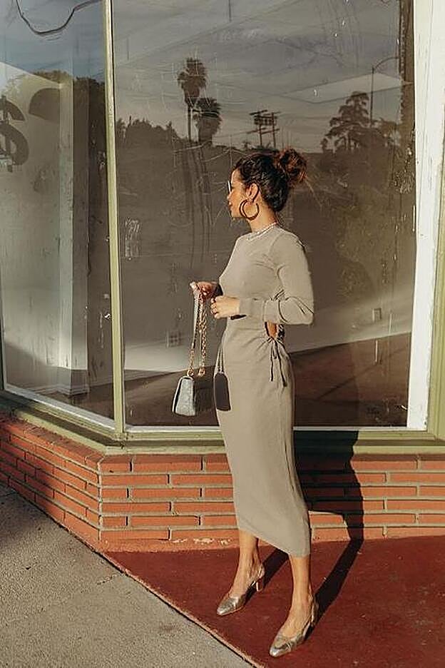 Vestido de Zara con aberturas en los costados de la nueva colección de primavera de Zara (29,99 euros)