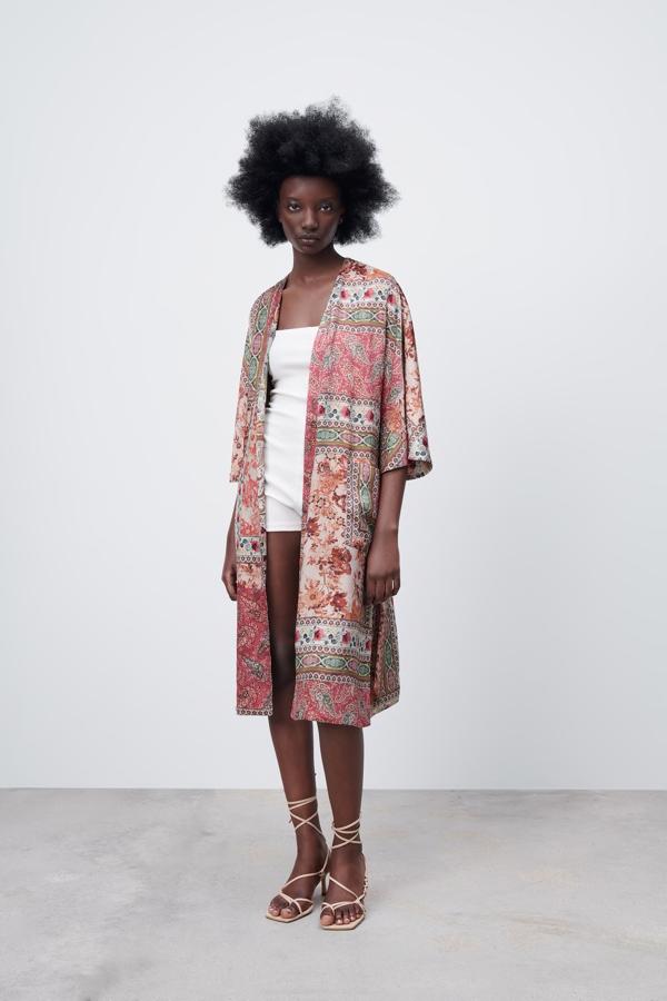 Caftán reversible con estampado de paisley, de Zara (49,95 €).