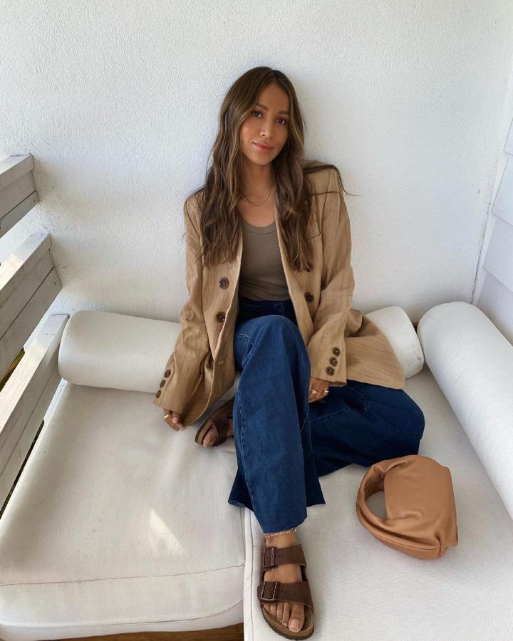 Americana con doble botonadura + vaqueros "wide leg" sandalias con hebillas