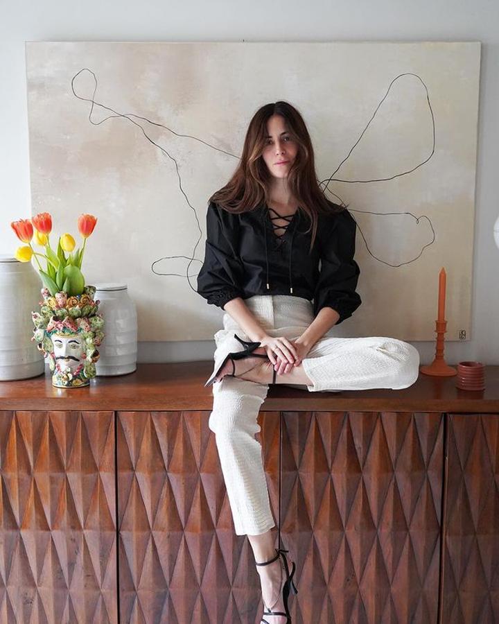 Blusa con cordón + pantalón blanco recto + sandalias de tiras en negro