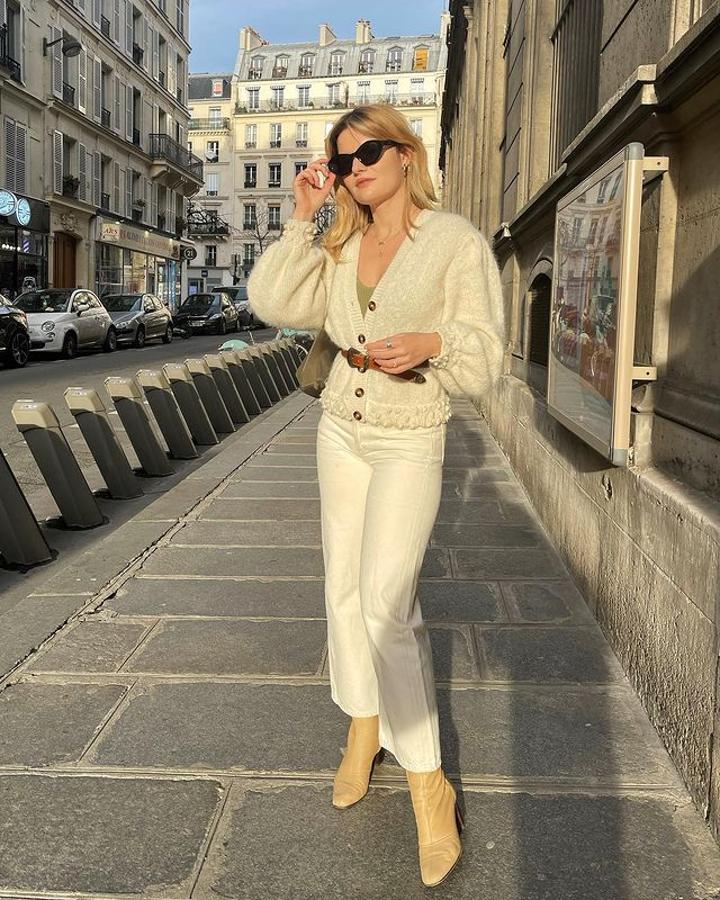 Chaqueta de punto con cinturón + vaqueros blancos + botines color arena