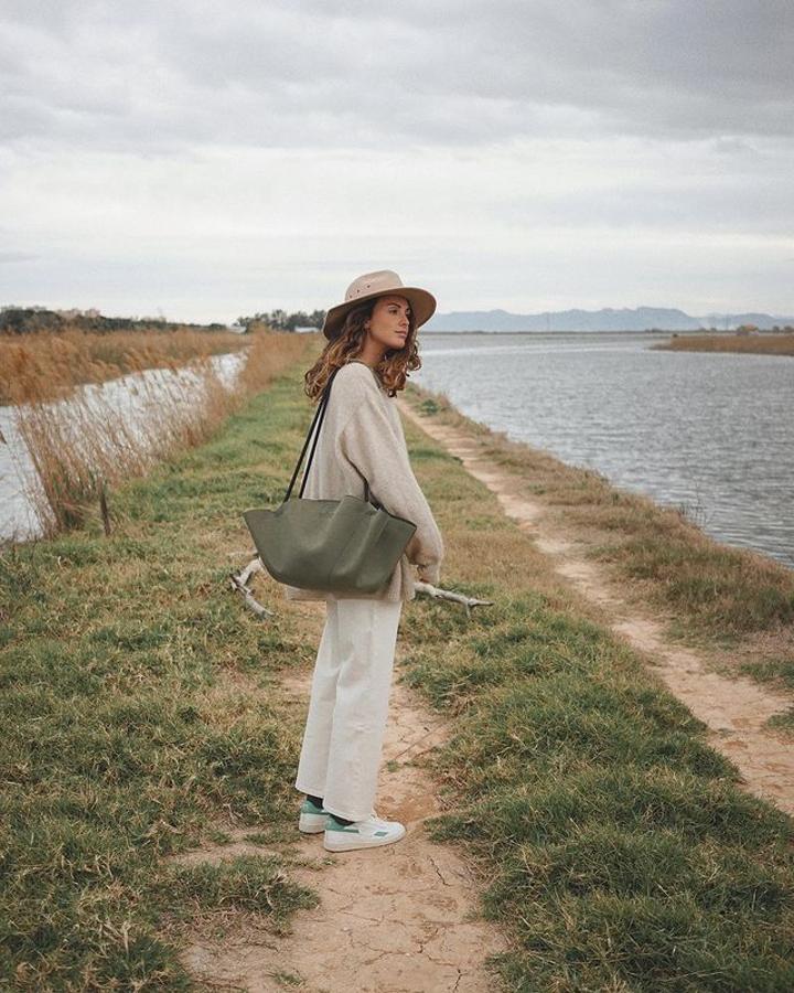 Sombrero beige + jersey oversize + pantalón recto + zapatillas