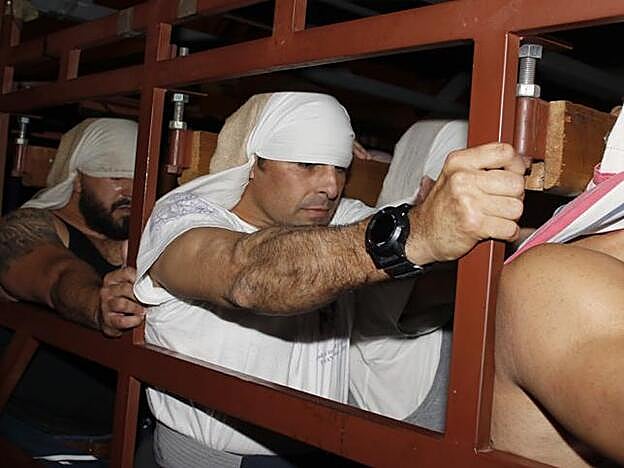 Francisco Rivera es costalero de la hermandad de la Esperanza de Triana desde hace años.