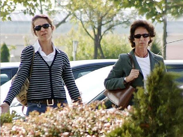 Doña Elena se apoya, sobre todo, en su amiga más íntima, Rita Allendesalazar y de la Cierva, condesa de Ventosa. Tiene 63 años y es licenciada en Filología Francesa y está casada con José María Álvarez de Toledo, coronel de infantería, y caballero del Real Cuerpo de la Nobleza de Madrid