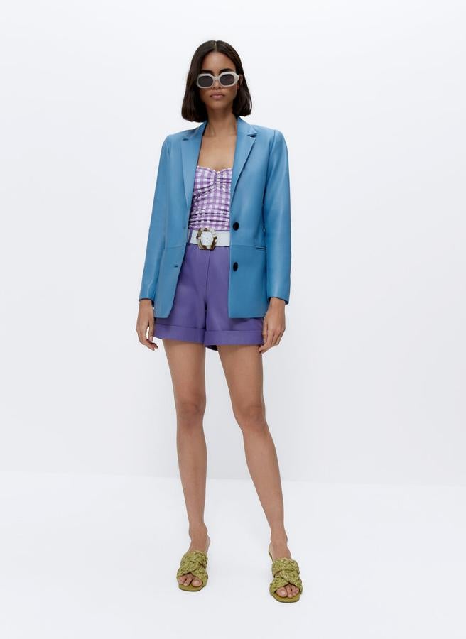 Blazer de piel con botonadura sencilla, de Uterqüe (259 €).