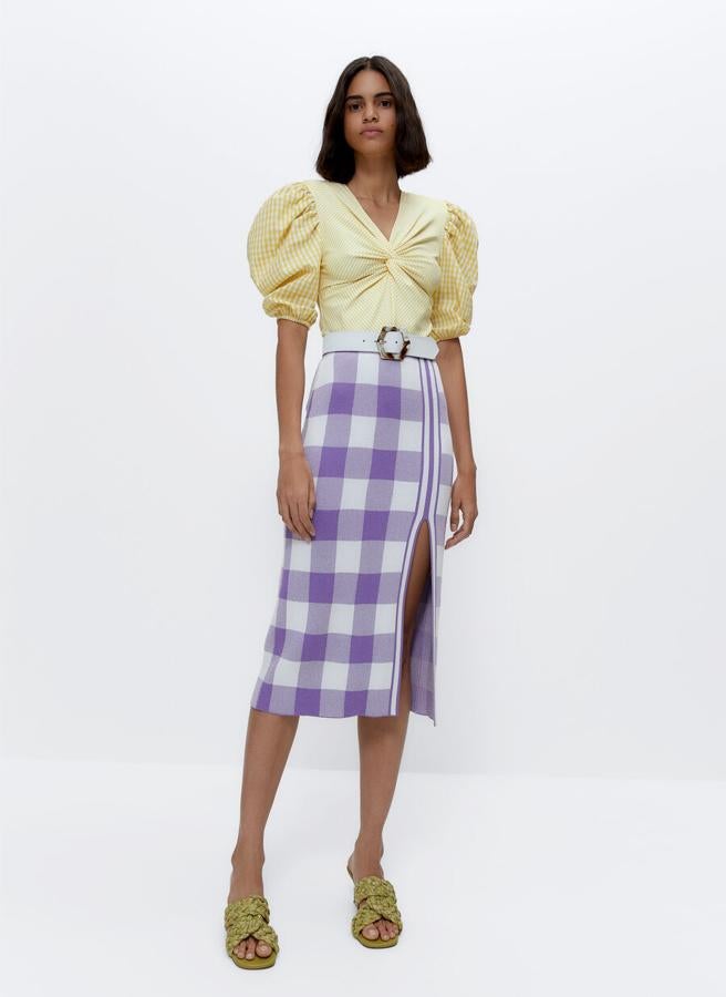 Falda midi de talle alto y apertura lateral, de Uterqüe (59 €).