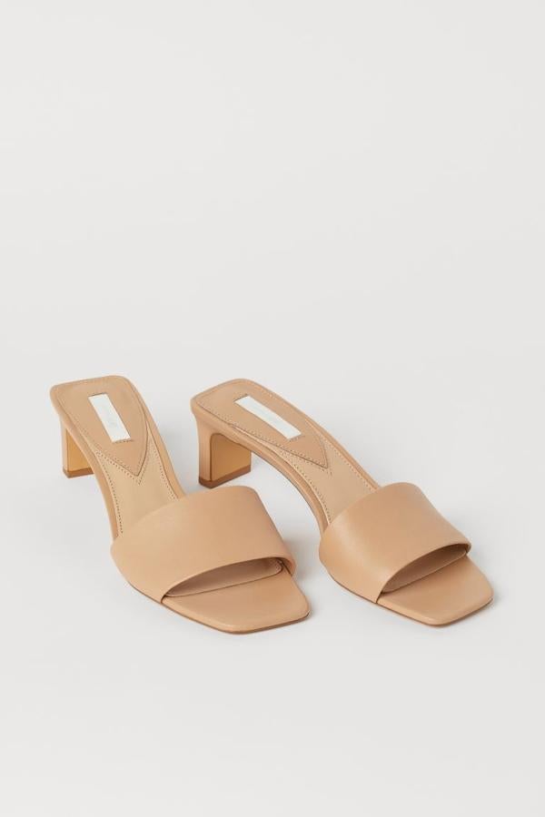 Sandalias destalonadas en color arena de la nueva colección de primavera de H&M (49,99 euros)