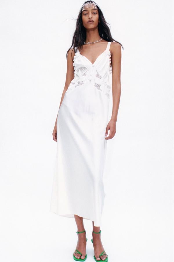 Vestido lencero en blanco satinado con encaje de la colección de primavera de Zara (99,99 euros)