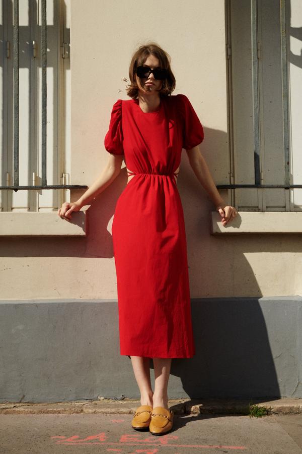 Vestido de manga corta de color rojo y largo midi de la colección de primavera de Zara (29,99 euros)