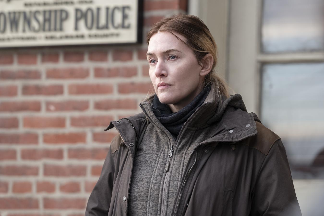 Mare of Easttown. Miniserie. HBO. 19 de abril. Protagonizada por la ganadora de un Óscar, un Emmy y un Globo de Oro, Kate Winslet, esta producción de 7 episodios narra la historia de Mare Sheehan, una detective de un pequeño pueblo de Pensilvania que investiga un asesinato local mientras su vida personal se viene abajo. Una exploración del lado oscuro de una comunidad unida y una revisión de cómo la familia y las tragedias del pasado pueden definir nuestro presente.
