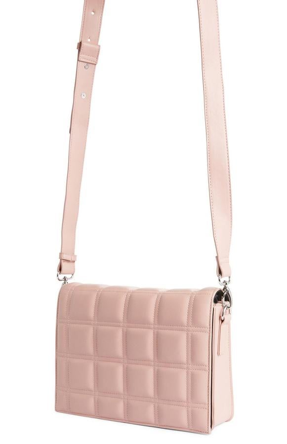 Bolso cruzado rosa acolchado de Primark: 12 euros.