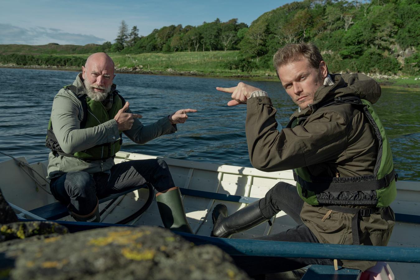 Men in Kilts. Miniserie. Movistar +. 9 de abril.Sam Heughan y Graham McTavish, conocidos por su trabajo como protagonista y secundario de ‘Outlander’ protagonizan esta producción documental en la que recorren su país natal, Escocia, conociendo sus tradiciones, su Historia y los emplazamientos más espectaculares de este bonito país. Ocho episodios en los que la gastronomía, el deporte, la diversidad de sus habitantes y el folklore llegan de la mano de dos entregados y simpáticos presentadores dispuestos a todo para vivir su país al límite.