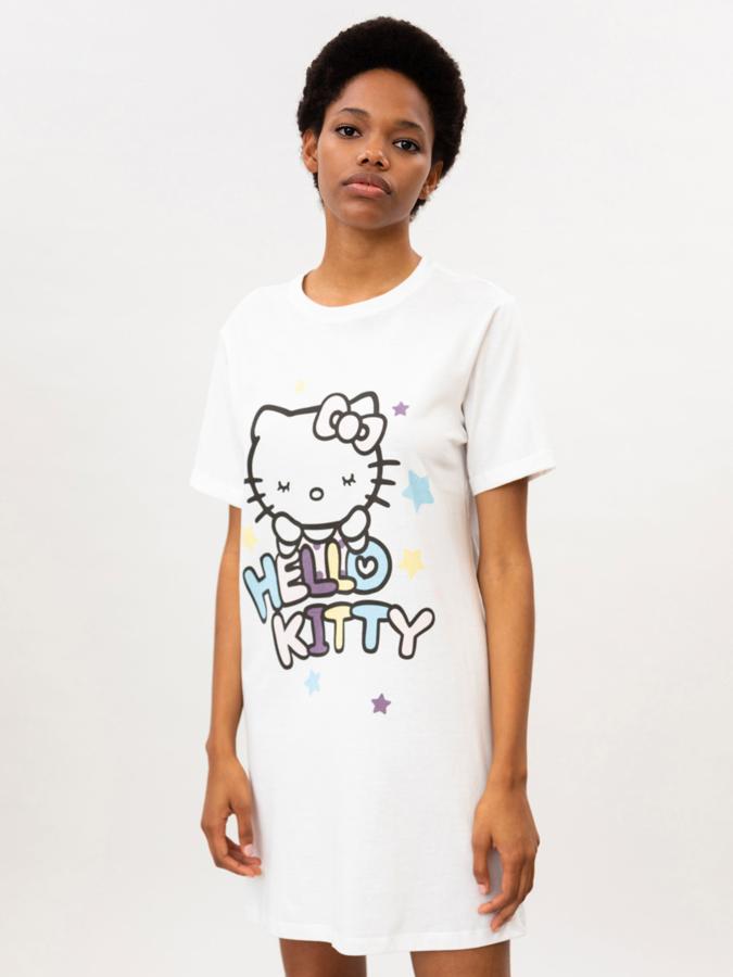 Confeccionado en un tejido cómodo, este camisón de cuello redondo y manga larga tiene estampado delantero de Hello Kitty y un precio de 9,99 euros.