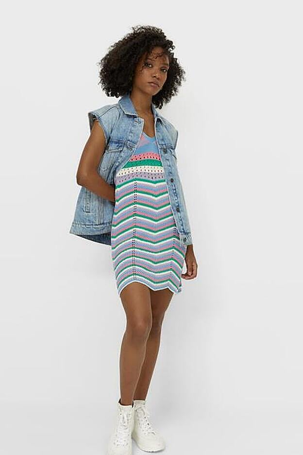 Una idea para combinarlo: chaleco vaquero oversize y sneakeres blancas de bota. ¡Nos chifla!