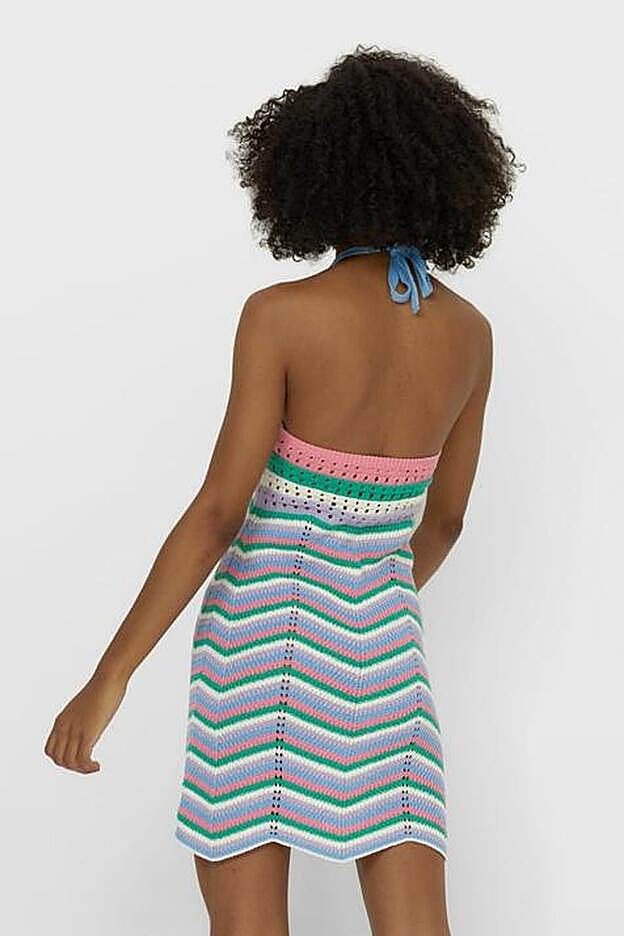 Espalda descubierta del vestido de crochet de Stradivarius