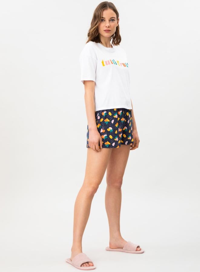 Este pijama está formado por dos piezas, una camiseta de manga corta con cuello redondo y un pantalón corto con cintura elástica. Con un colorido estampado de frutas, tiene un precio de 7,99 euros.