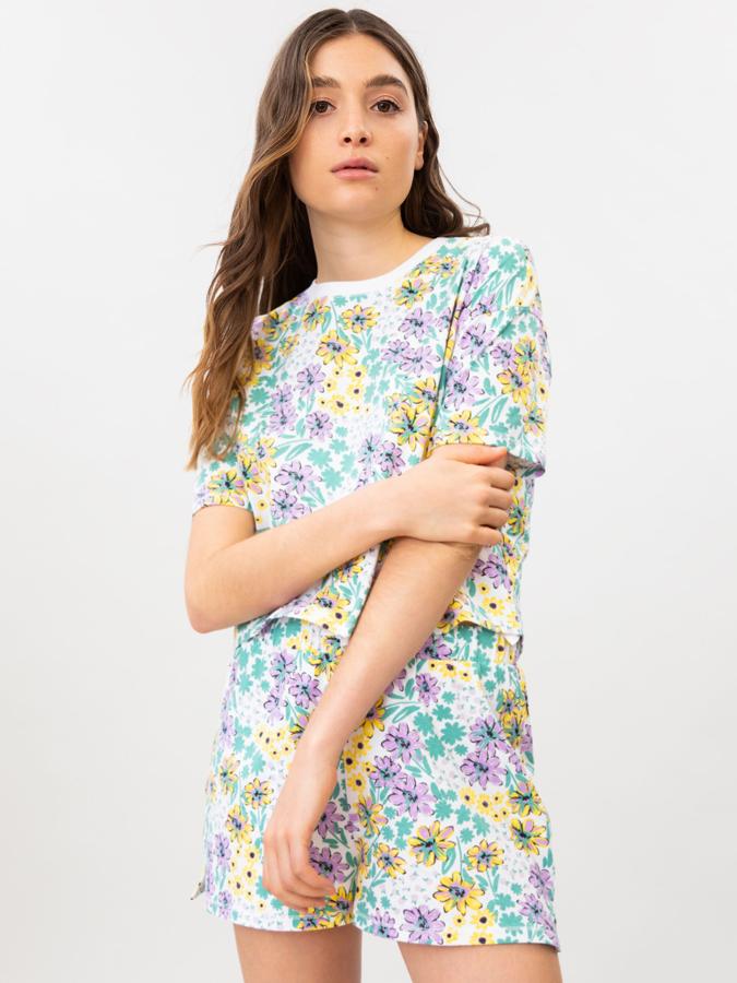 En tonos amarillos, verdes y lilas, este pijama corto de dos piezas con estampado de flores está confeccionado en un tejido muy cómodo y tiene un precio de 7,99 euros.