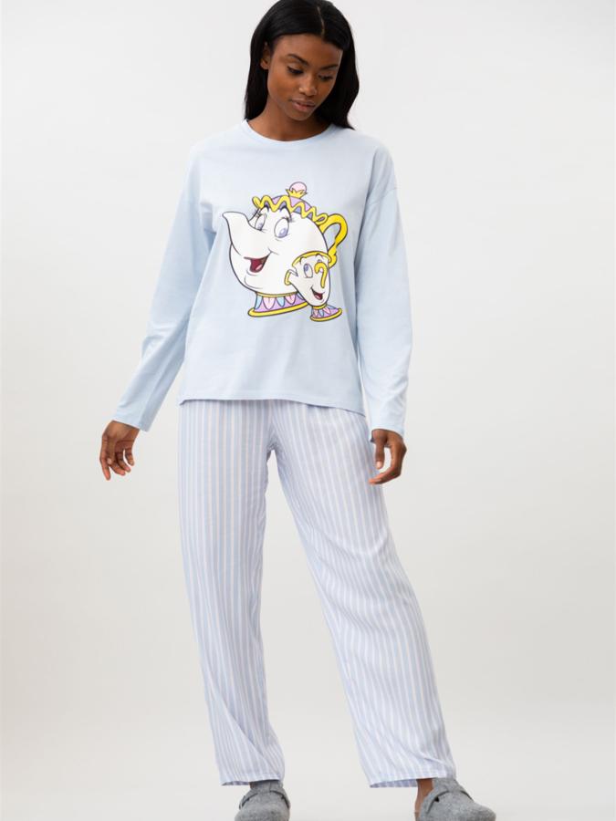 Con un tejido muy cómodo, este pijama está formado por una camiseta de manga larga con estampado de La bella y la bestia, y un pantalón largo de rayas con cintura elástica. Tiene un precio de 15,99 euros.