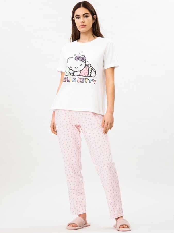 Con pantalón largo en color rosa pastel y camiseta de manga corta con estampado de Hello Kitty, este pijama tiene un precio de 12,99 euros.