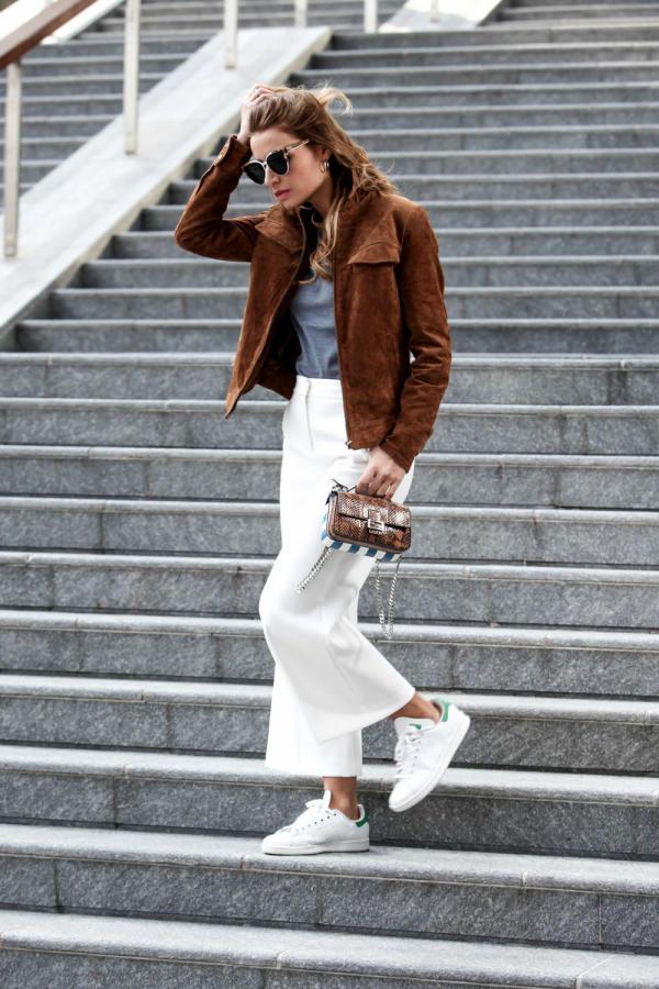 Con chaqueta de ante, zapatillas blancas y bolso de mano (The fashion Fruit)