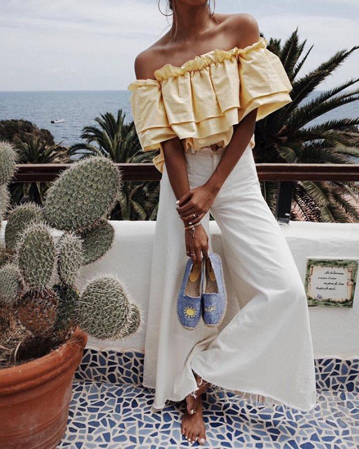 Con un top amarillo con volantes y zapatillas de esparto (Sincerely Jules)