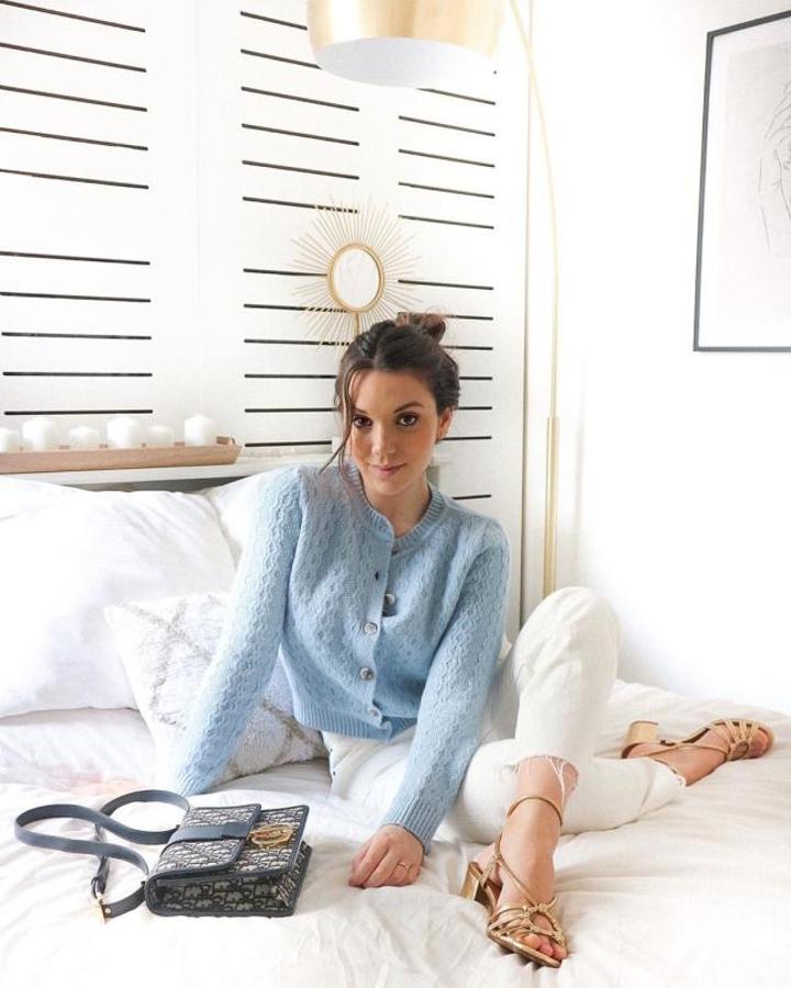 Con chaqueta de punto en azul lavanda y sandalias doradas (Clemence Allaire)