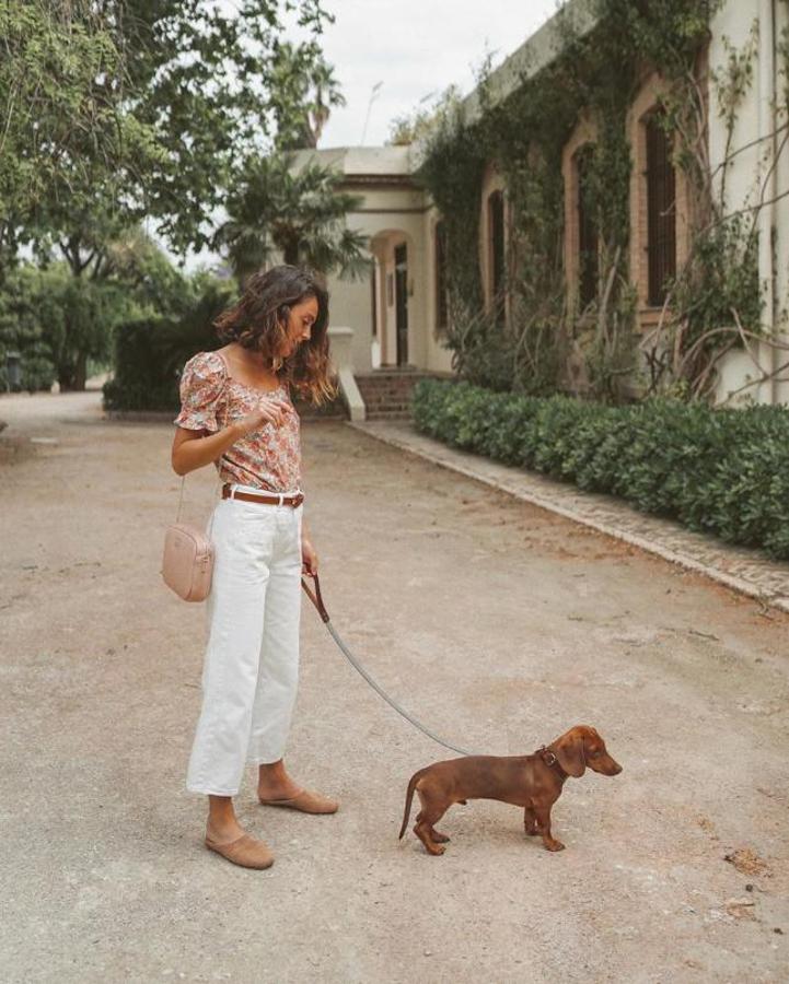 Con blusa estampada con flores y zapatos destalonados (Miren Alos)
