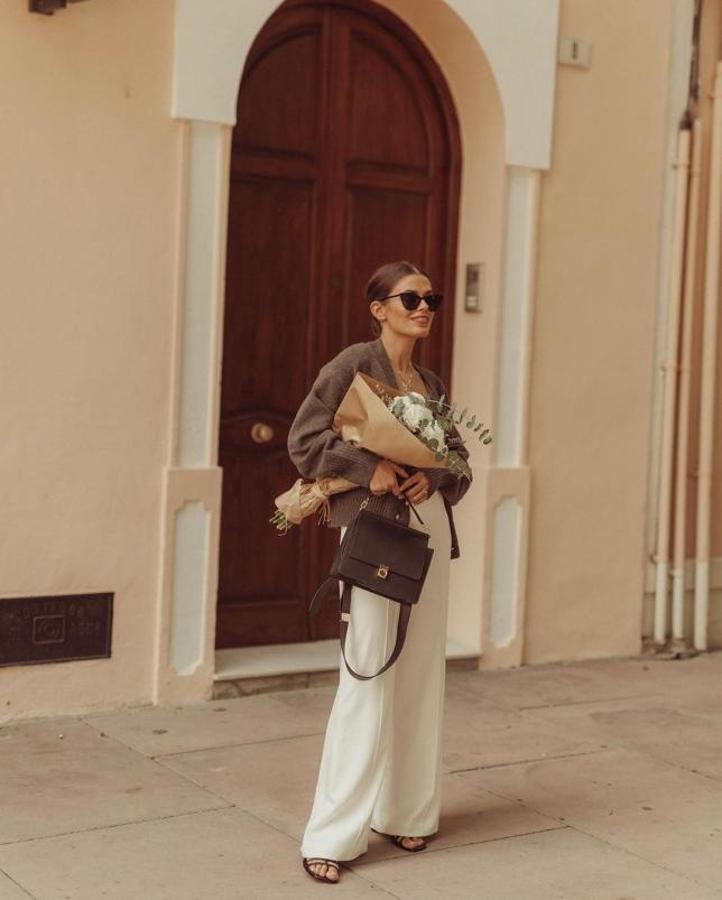 Con chaqueta de punto y sandalias de tiras (Jessie Chanes)