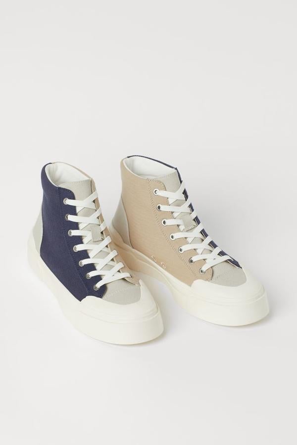 De bota alta con azul marino y beige (59,99 euros).
