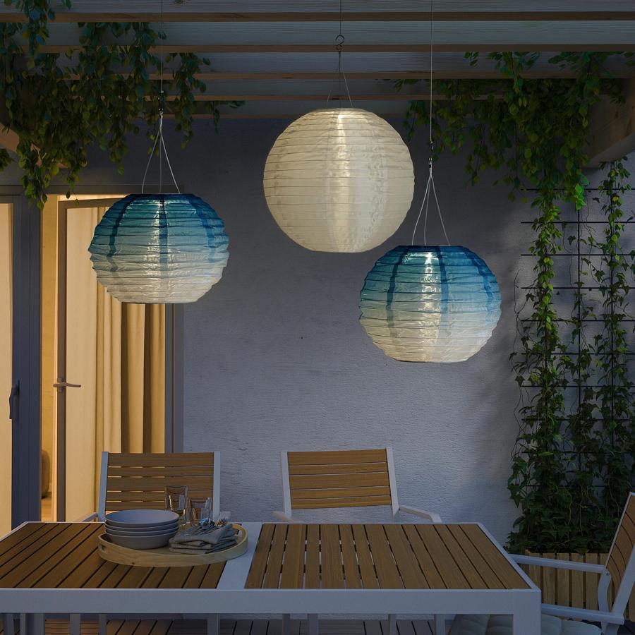 Esta lámpara de techo solar LED para exterior con forma de globo en color azul tiene un precio de 8 euros.